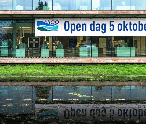 Gebouw van NIOO-KNAW met banner Open Dag 5 oktober